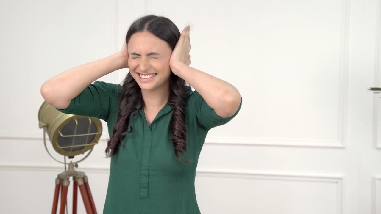 좌절 된 인도 소녀 가 소리 지르고 비명을 지르고 있다