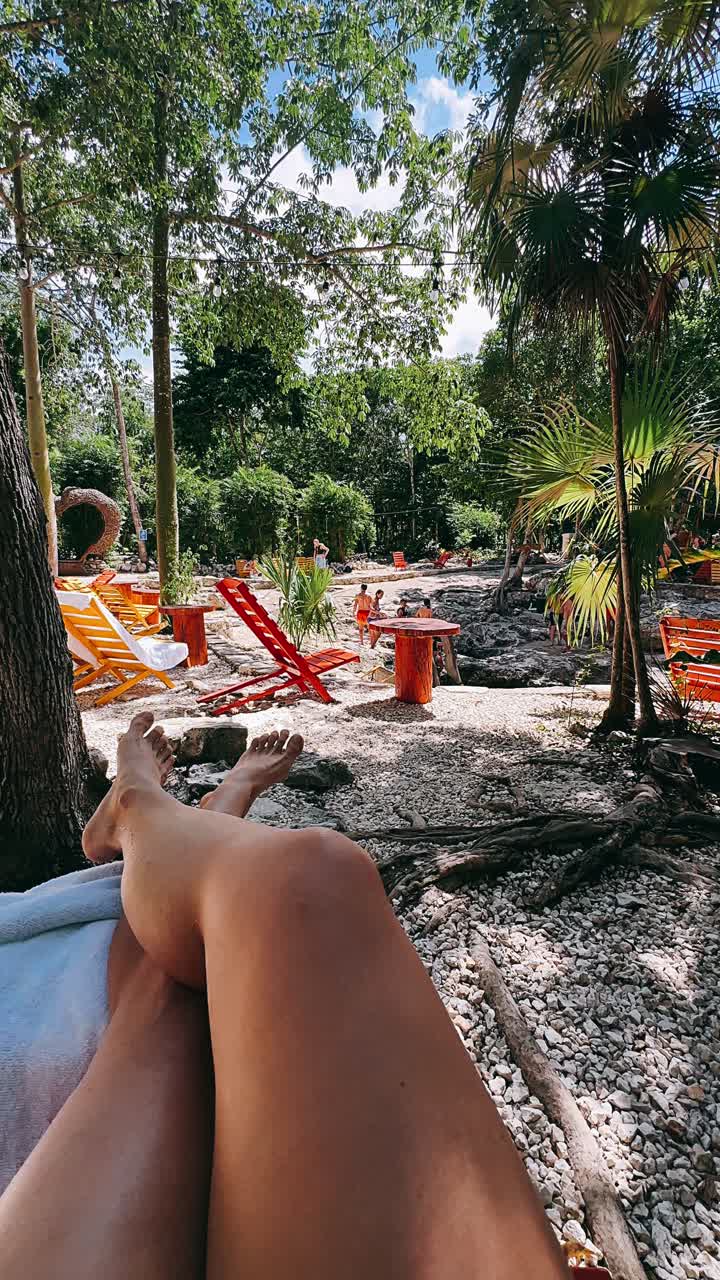 Relax a bordo piscina in un giardino tropicale