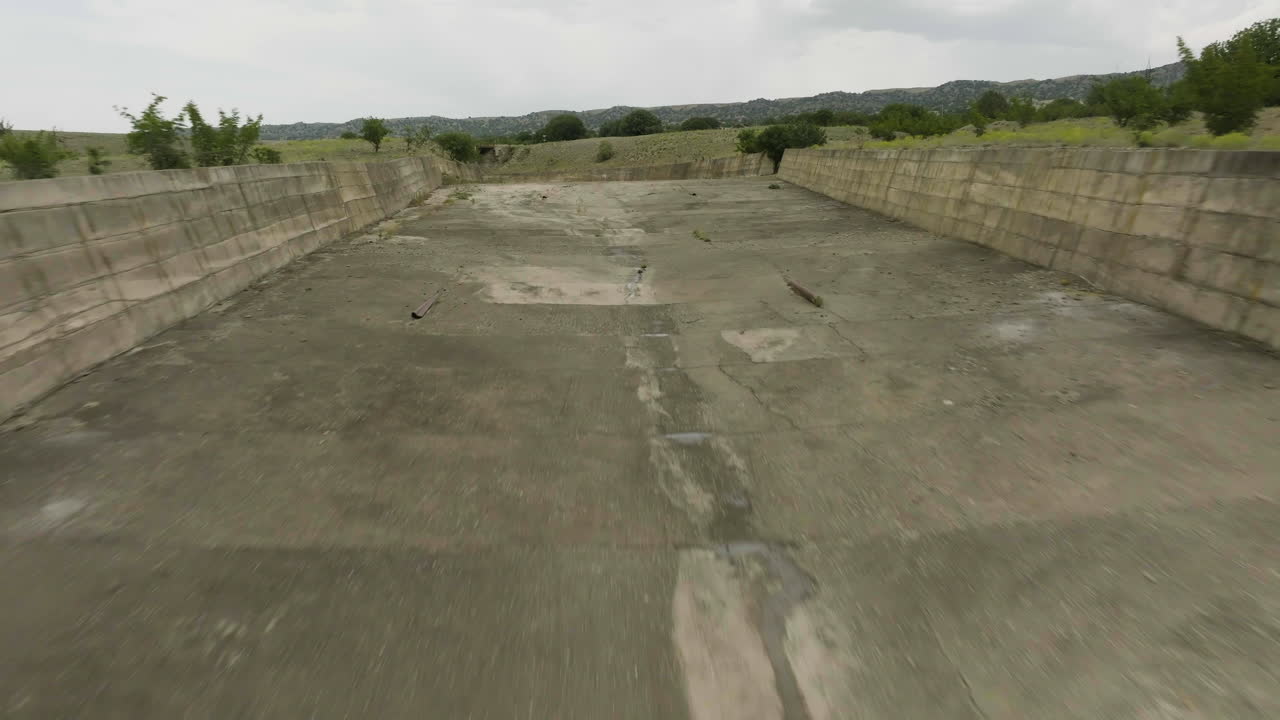 pequeño riachuelo que fluye en el lecho del río de hormigón seco en georgia