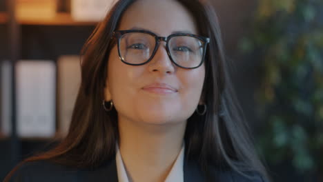 mujer de negocios sonriente en la oficina