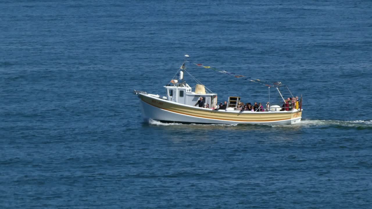mar conwy jay paseos turísticos atracción en barco crucero a través de la costa costera galesa de llandudno