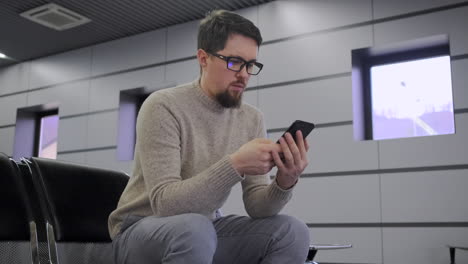 hombre esperando en el aeropuerto