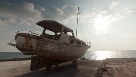 Naufragio-Varado-En-La-Arena-Cerca-Del-Mar-Día-Soleado,-Ruinas-De-Barcos-Antiguos-Barcos-Antiguos-Abandonados-Viejos-Recuerdos-Tristeza