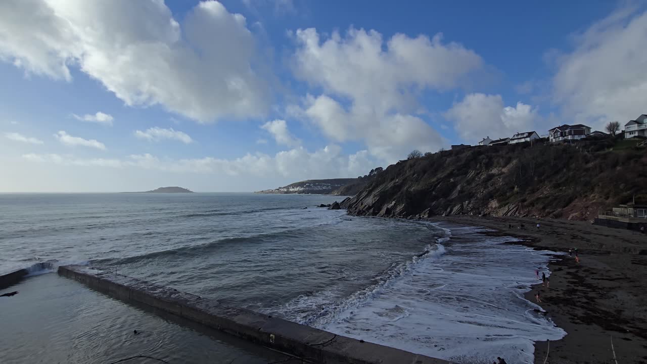 Vue de Millendreath dominant le littoral des Cornouailles avec l'île de Looe par une journée ensoleillée en Cornouailles, Angleterre.