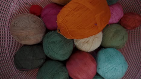 tejido - cesta de bolas de hilo de colores