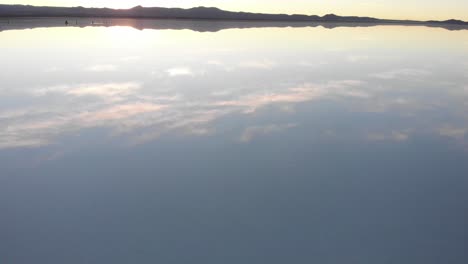 Esperando-El-Amanecer-En-El-Salar-De-Uyuni-En-Bolivia