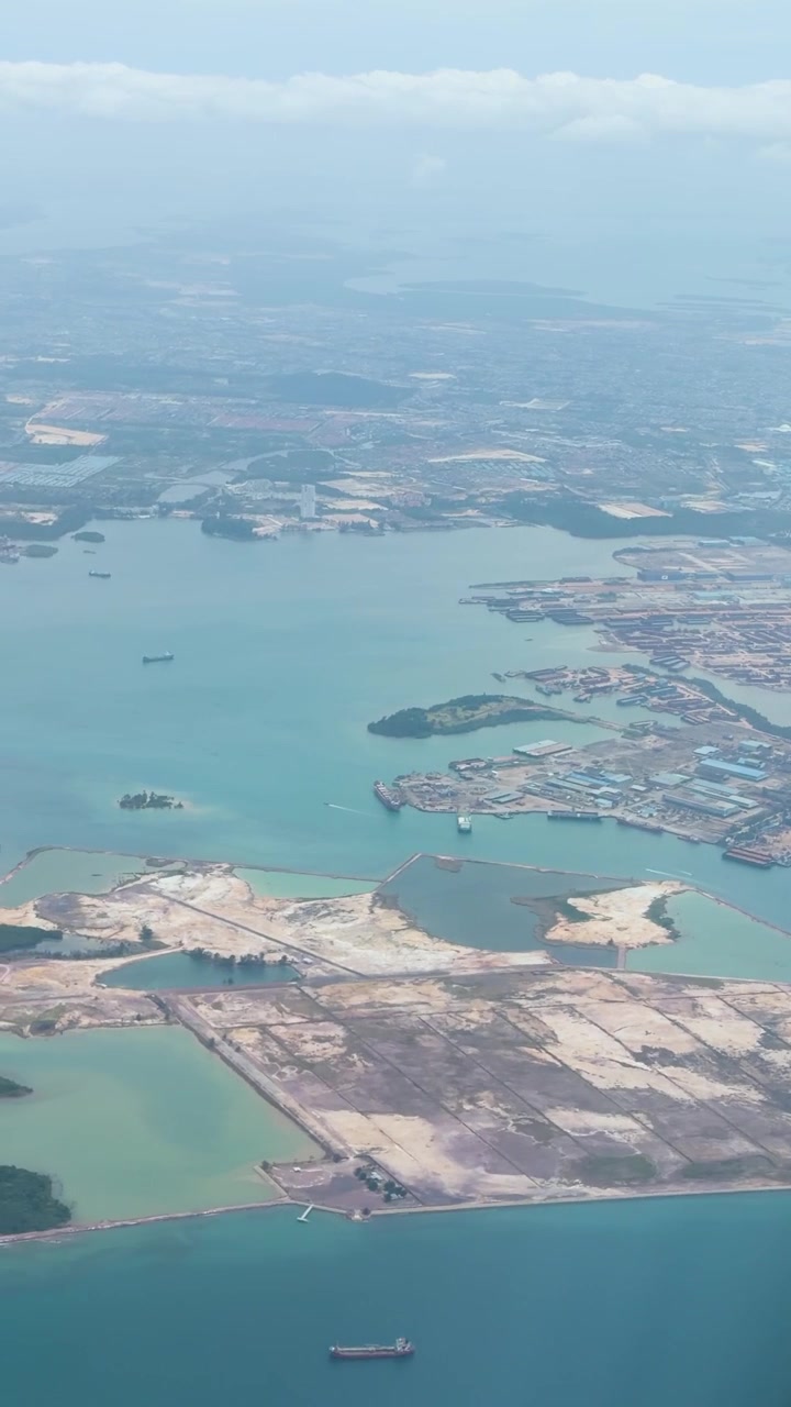 Luftfoto i høj højde af en industrihavn, et skibsværft og fragtskibe i Phuket.