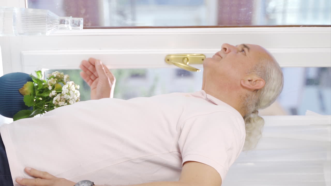 ⁇ 은이의 수직 비디오는 그의 집에서 닫힌 커튼을 여 ⁇ 니다.