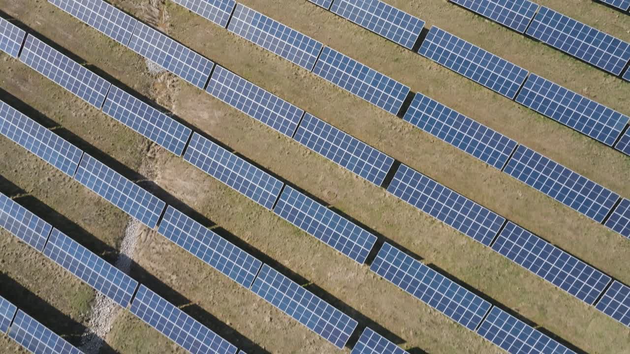 обширная солнечная ферма захватывает устойчивую энергию в солнечный день, снимок с вершины, взгляд с воздуха