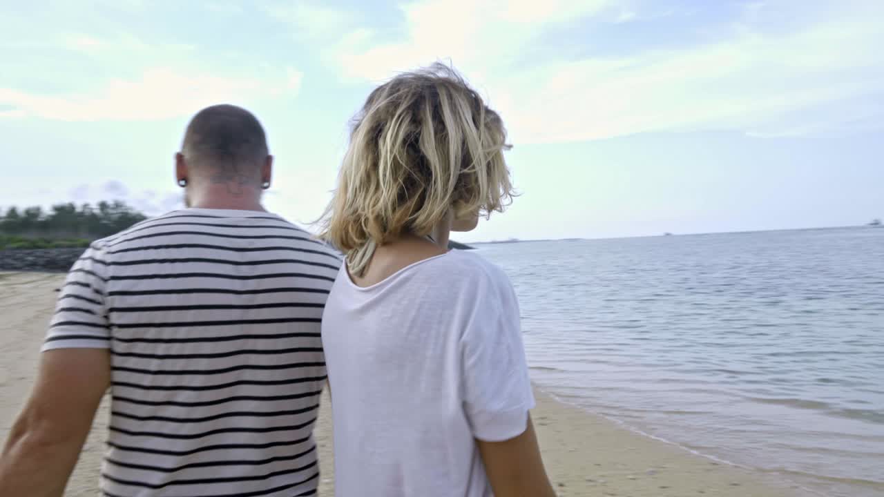 해양 해변 에서 산책 하는 행복 한 부부