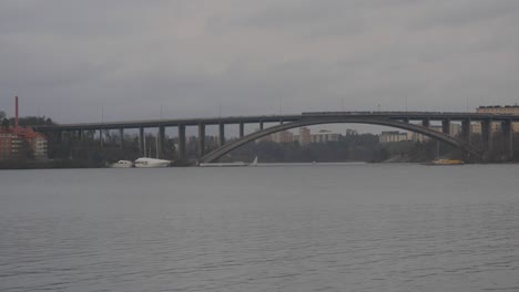 Famoso-Puente-Tranebergsbron-En-Estocolmo-Vista-Desde-La-Distancia