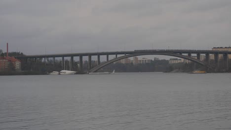 famoso puente tranebergsbron en estocolmo vista desde la distancia