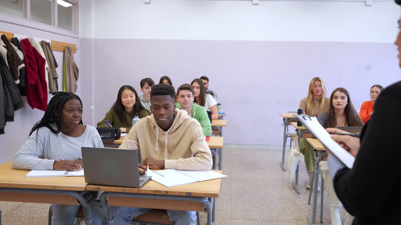 Estudantes em uma sala de aula com um professor