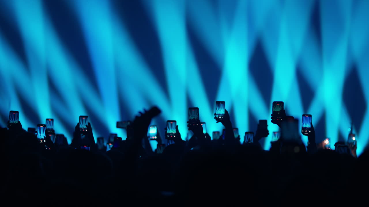 Folla che filma un concerto dal vivo con smartphone