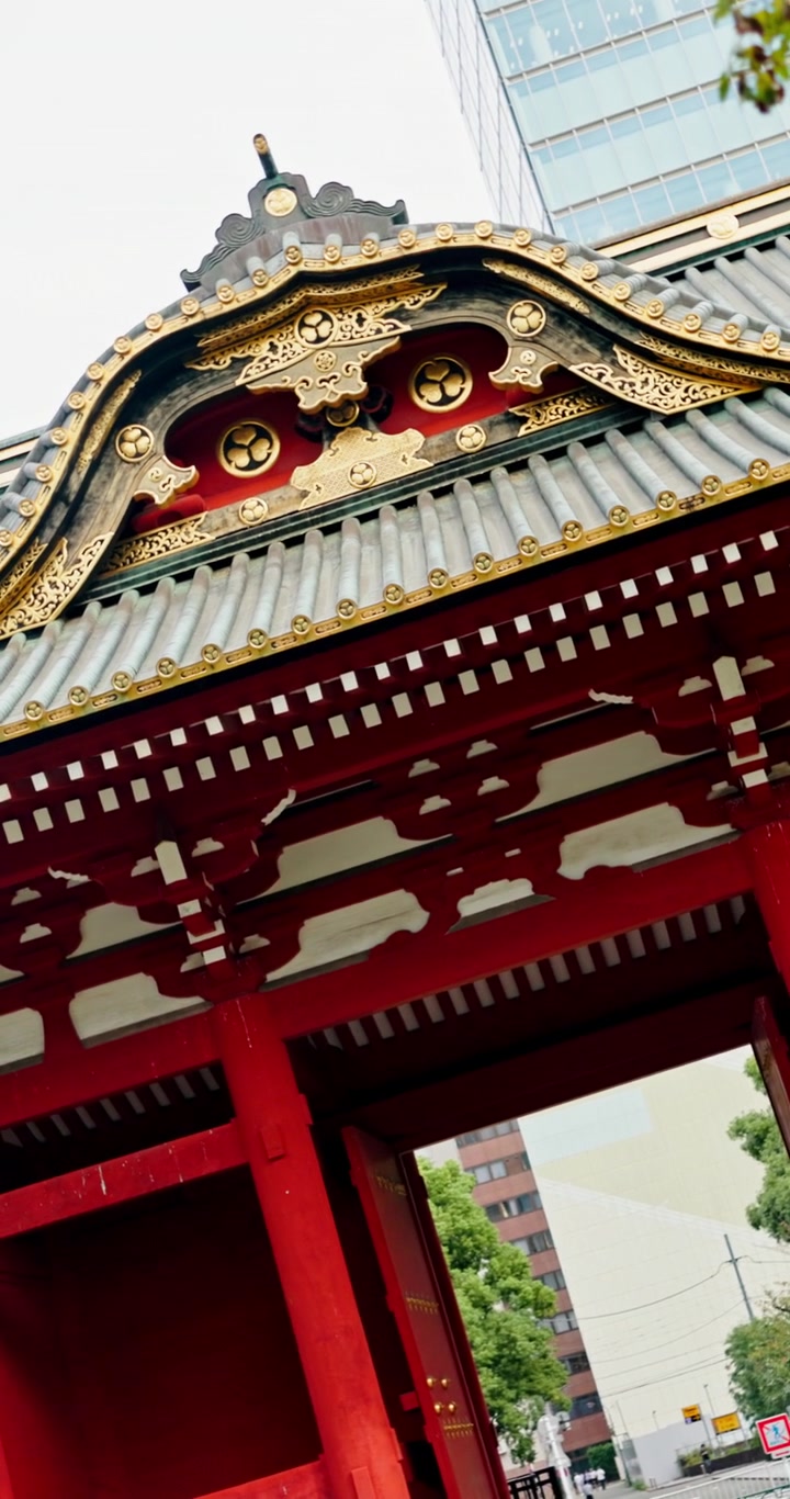 Traditionel japansk tempelport med dekorative gulddetaljer