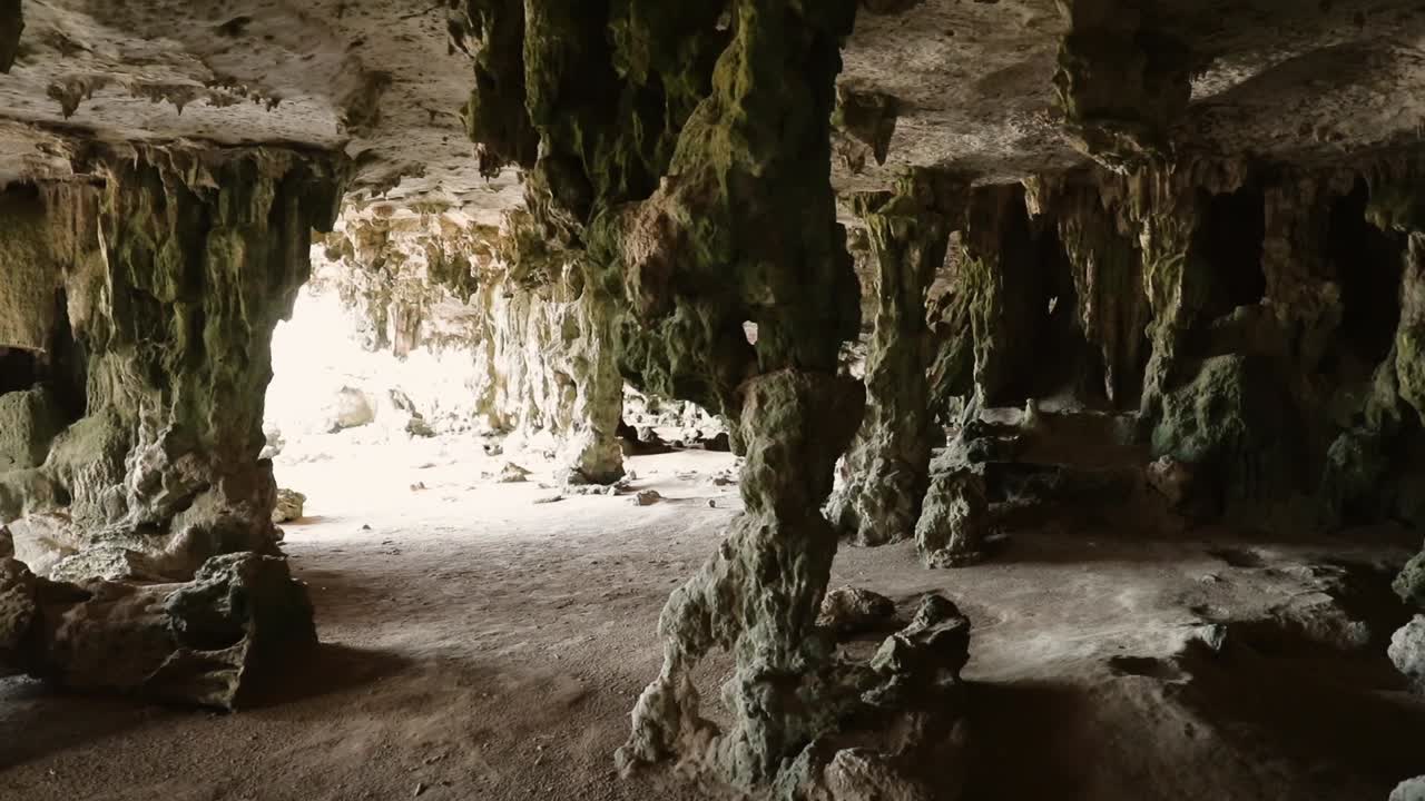 cuevas con inscripción antigua de indios que vivían en bonaire