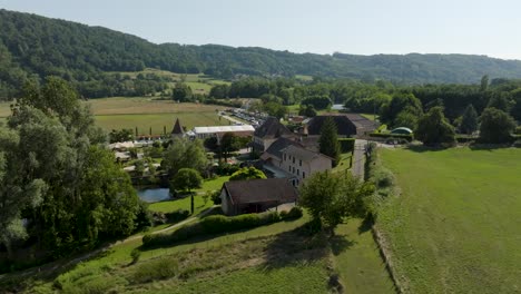 Vista-Aérea-Del-Elegante-Lugar-De-Celebración-De-Bodas-En-El-Paisaje-Rural-Francés