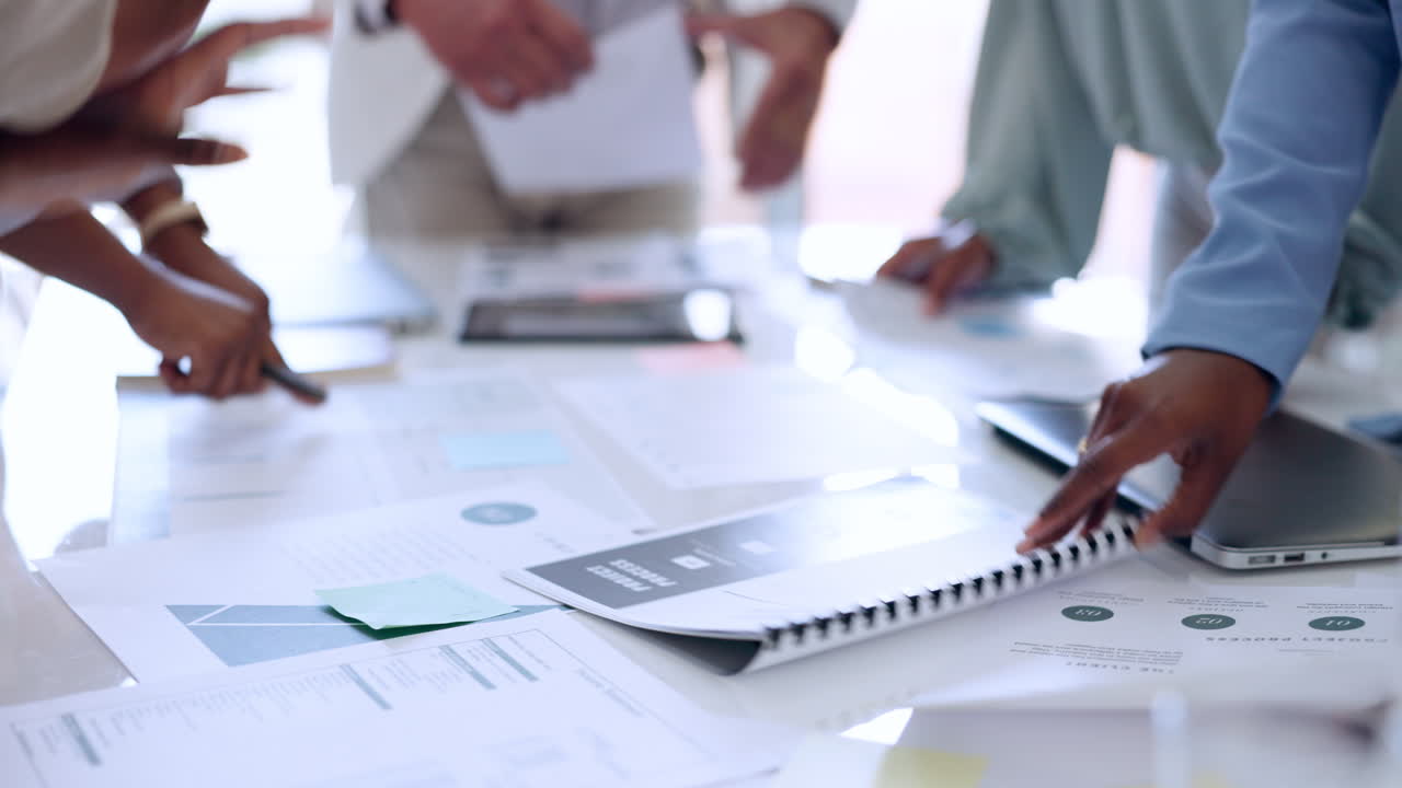 manos, documentos y trabajo en equipo de las personas de negocios