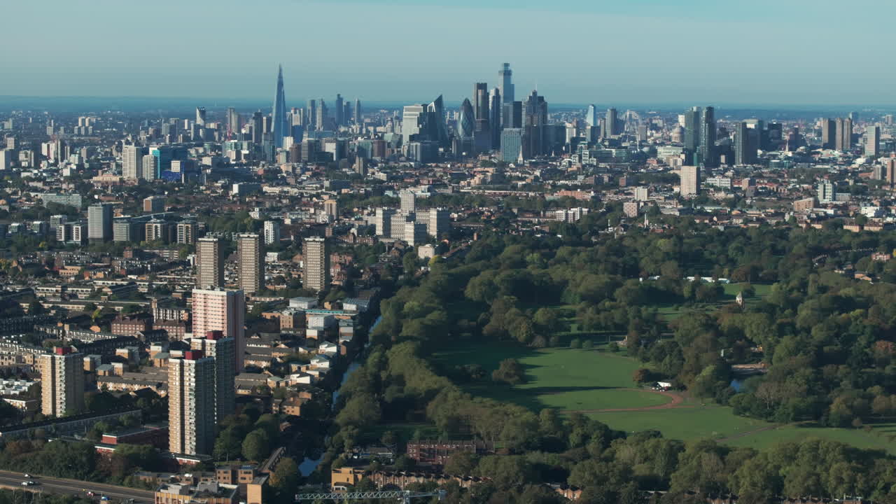 빅토리아 파크를 따라 허트포드 유니언 운하 위를 돌아다니며 런던 중심부를 바라보고 있습니다.