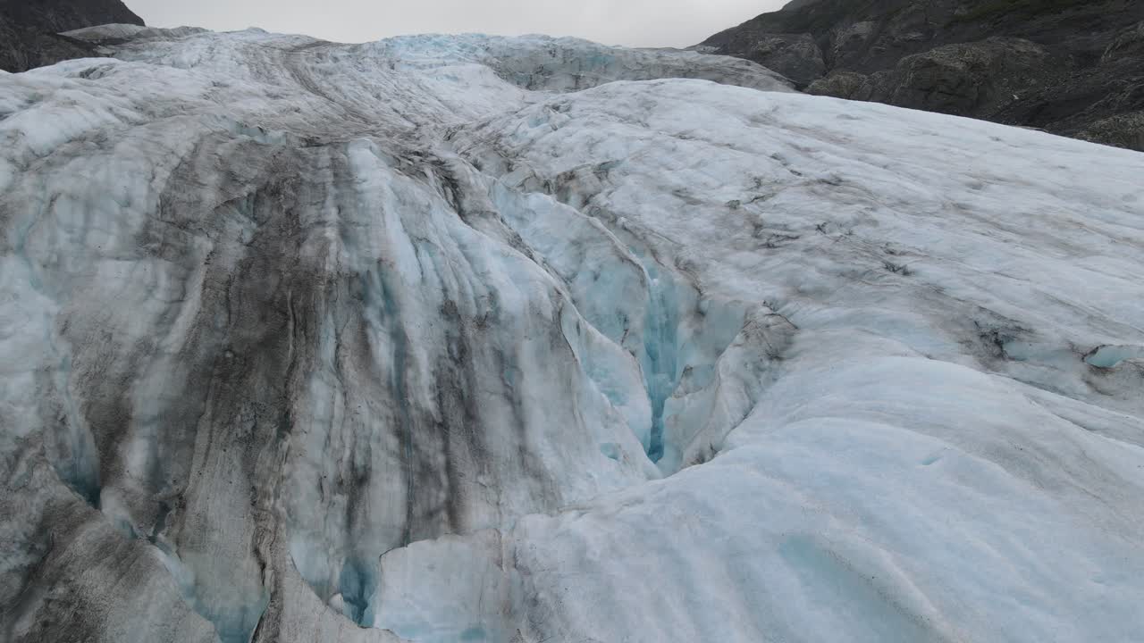 glaciar en alaska. hermosas cascadas y el cambio climático