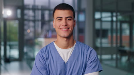 retrato de un enfermero sonriente