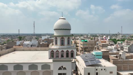 hermosa fotografía aérea de darul uloom hussainia shahdadpur entre una ciudad durante un día soleado en sindh, pakistán