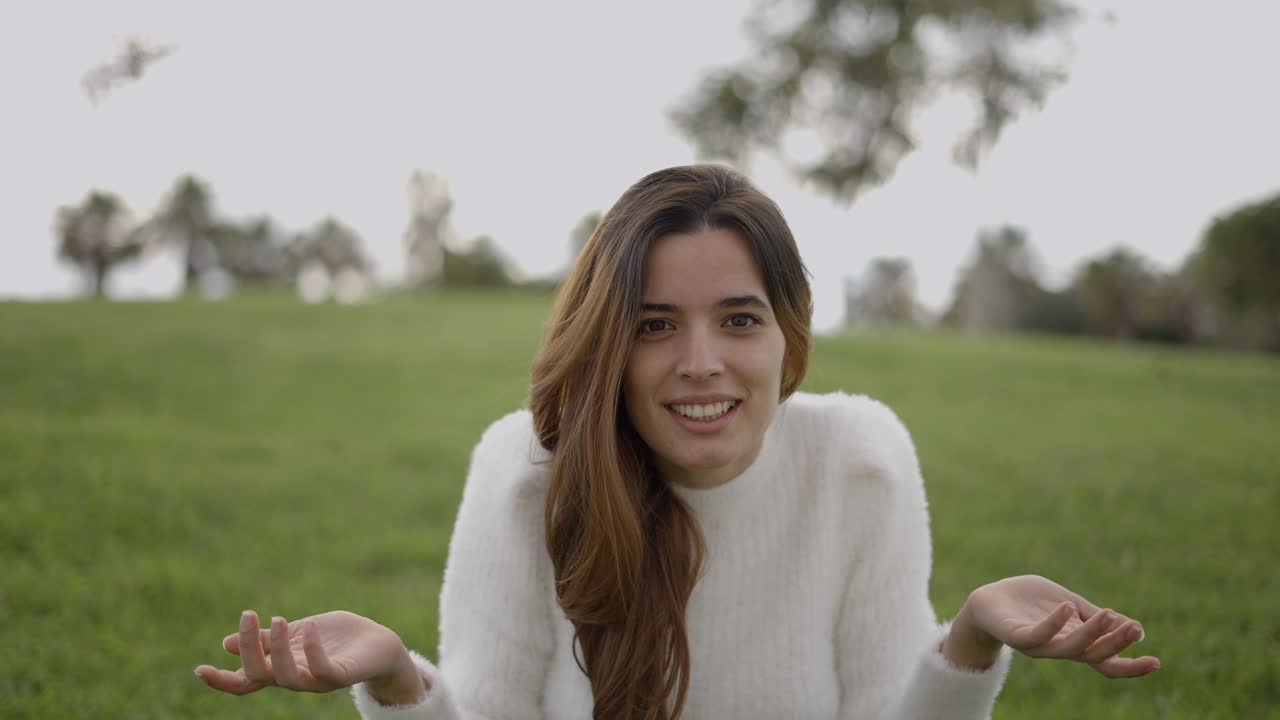 mujer sonriendo en un parque