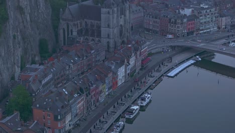 tomada aérea de la ciudadela de dinant en el río meuse.