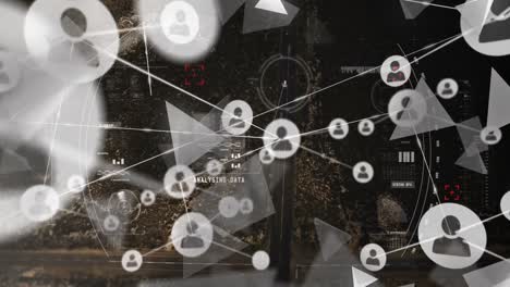 animación de la red de iconos de perfil y formas triangulares contra el escaneo de alcance sobre el paisaje urbano