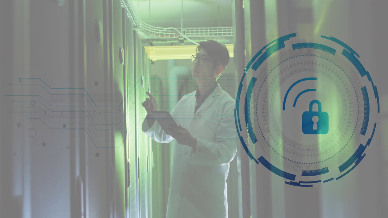 animación del icono del candado de seguridad contra el ingeniero masculino asiático que usa la tableta en la sala del servidor de la computadora