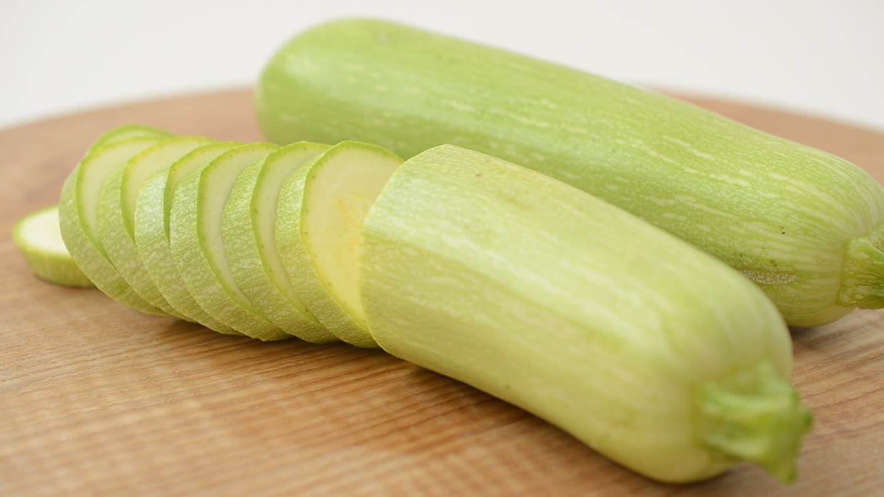 Zucchine su un tagliere. Riprese in movimento