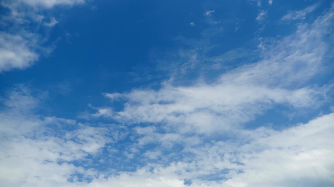 las nubes se mueven en el cielo azul.