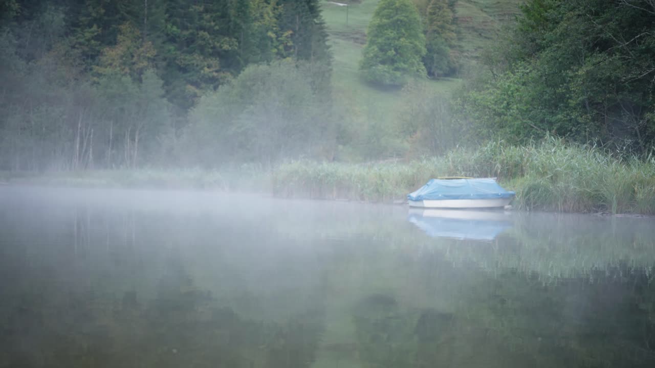 고요한 호수 물 위에 흐르는 이른 아침 신비한 안개 안개