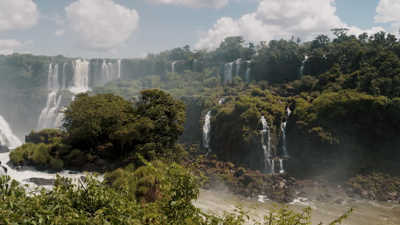 vista panorámica de las cataratas y el río iguazu en un día soleado en paraná, brasil