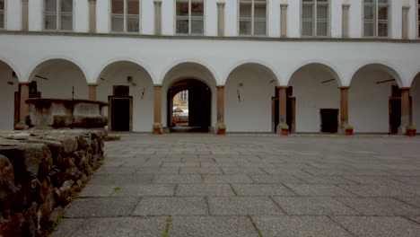 Palacio-Barroco-Renacentista-En-Ciudad-Europea-Medieval,-Castillo-En-Slovenska-Bistrica,-Eslovenia,-Patio-Interior-Con-Arcadas