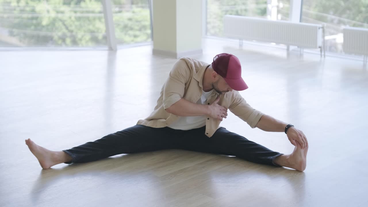 hombre bailando breakdance en un estudio moderno