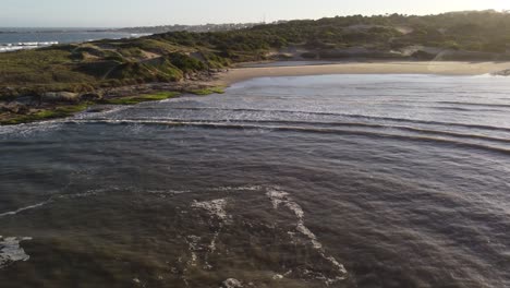 Impresionante-Toma-Aérea-De-Playa-Grande-En-Punta-Del-Diablo-Al-Atardecer,-Uruguay