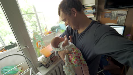 Padre-Joven-Haciendo-Video-Selfie-Con-Su-Hija-En-Casa