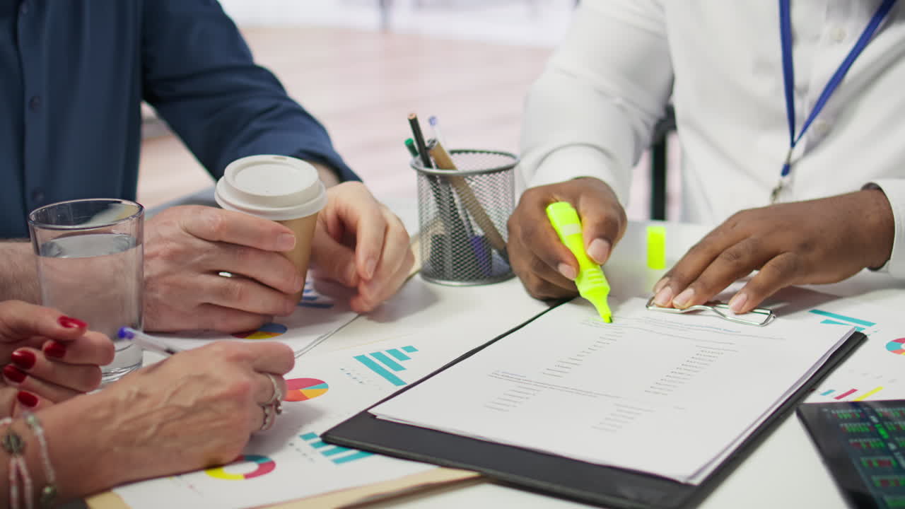 중년층은 은퇴 계획에 대한 금융 전문 지식과 조언을 받습니다.