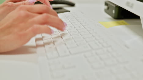 mujer escribiendo en un teclado