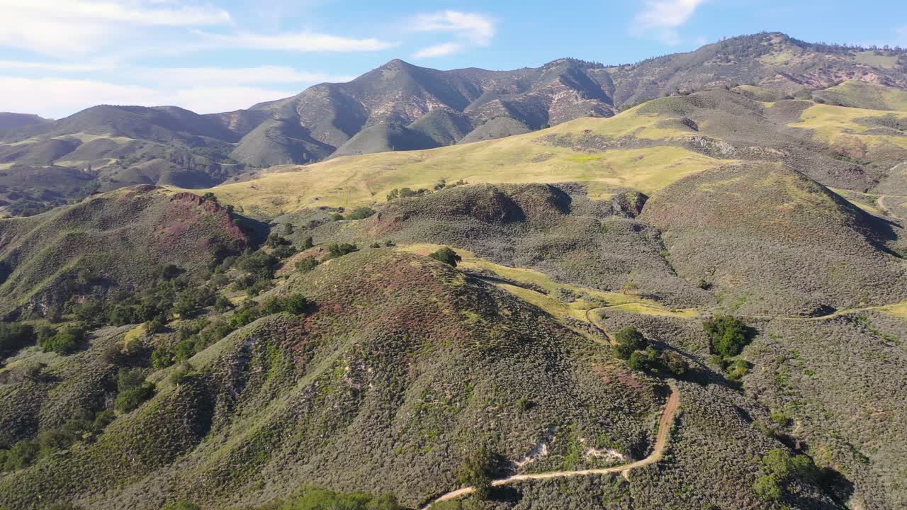 hermosa antena sobre colinas y montañas remotas en el condado de santa barbara california central 4