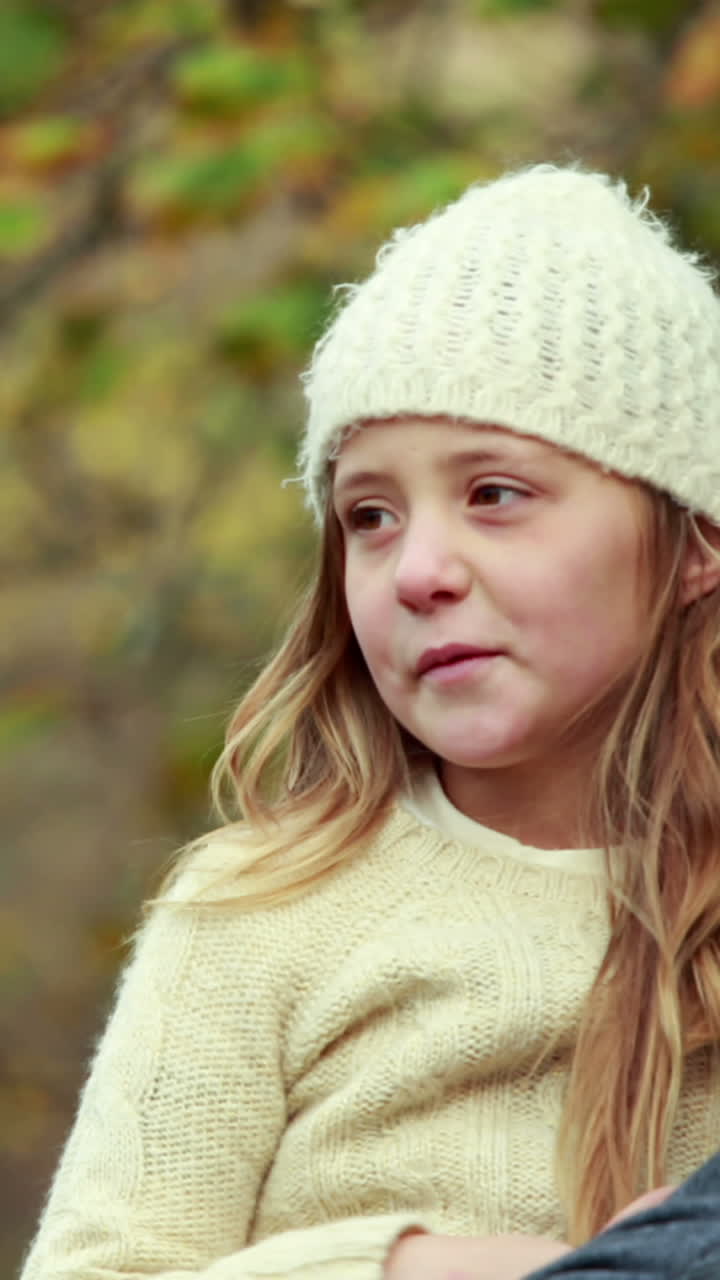 padre e hija en el campo en un día de otoño