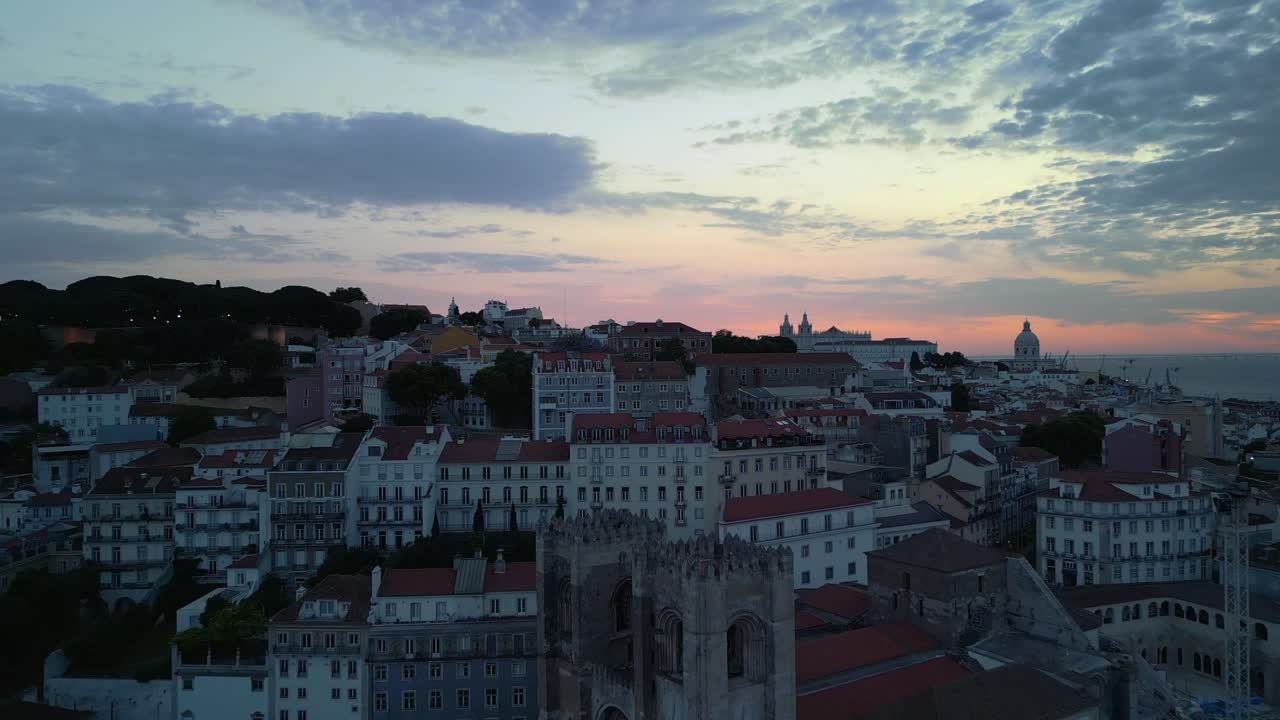 해가 뜨는 리스본 대성당 위의 비행