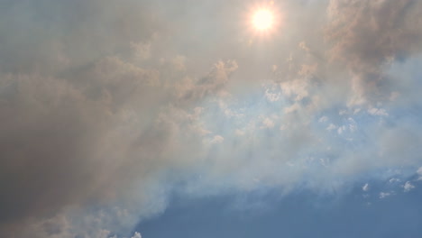 Zeitraffer-Von-Dunklem-Lauffeuerrauch,-Der-Sich-Unter-Himmel-Und-Sonne-Bewegt,-Luftverschmutzung,-Globale-Erwärmung-Und-Konzept-Des-Klimawandels