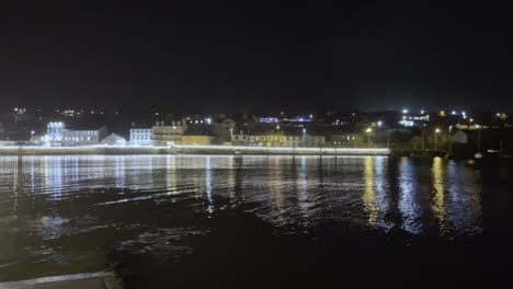 puerto de kinsale luces navideñas brillantes y reflejos en la noche