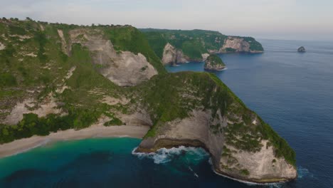 paisaje de la costa de nusa penida en la famosa playa de kelingking, antena