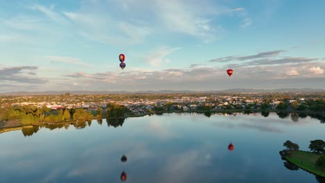 Heißluftballons-Starten-Und-Fliegen-über-Hamilton-City-In-Neuseeland-Zum-Ballonfestival