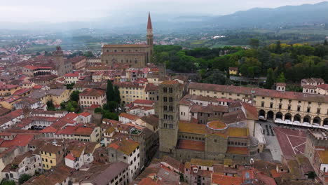 Vista-Aérea-Sobre-El-Centro-Histórico-De-Arezzo,-Toscana,-Italia