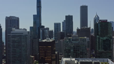 Chicago-Illinois-Antena-V68-Drone-De-Bajo-Nivel-Sobrevuelo-Edificios-Residenciales-Y-Comerciales-De-Gran-Altura-A-Través-De-Streeterville-Y-El-Nuevo-Vecindario-Del-Lado-Este-Revela-El-Puerto-De-Monroe---Agosto-De-2020