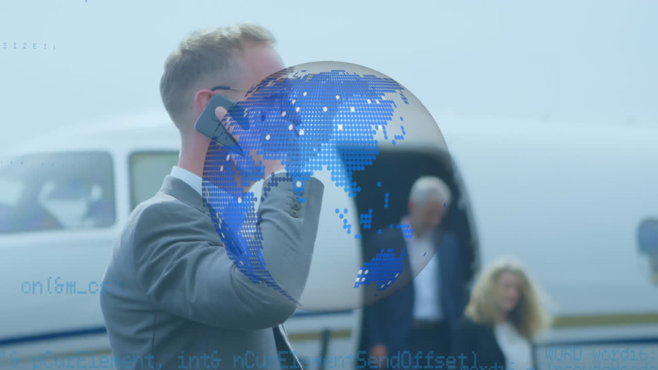 animación de un globo giratorio y procesamiento de datos, sobre un hombre de negocios que usa un teléfono inteligente junto al avión